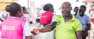 在加纳，一名男子正在测量血压